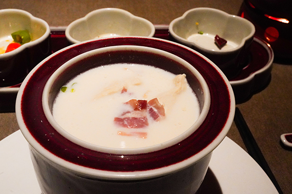 金華火腿豆腐湯，軟嫩綿密帶有焦香味